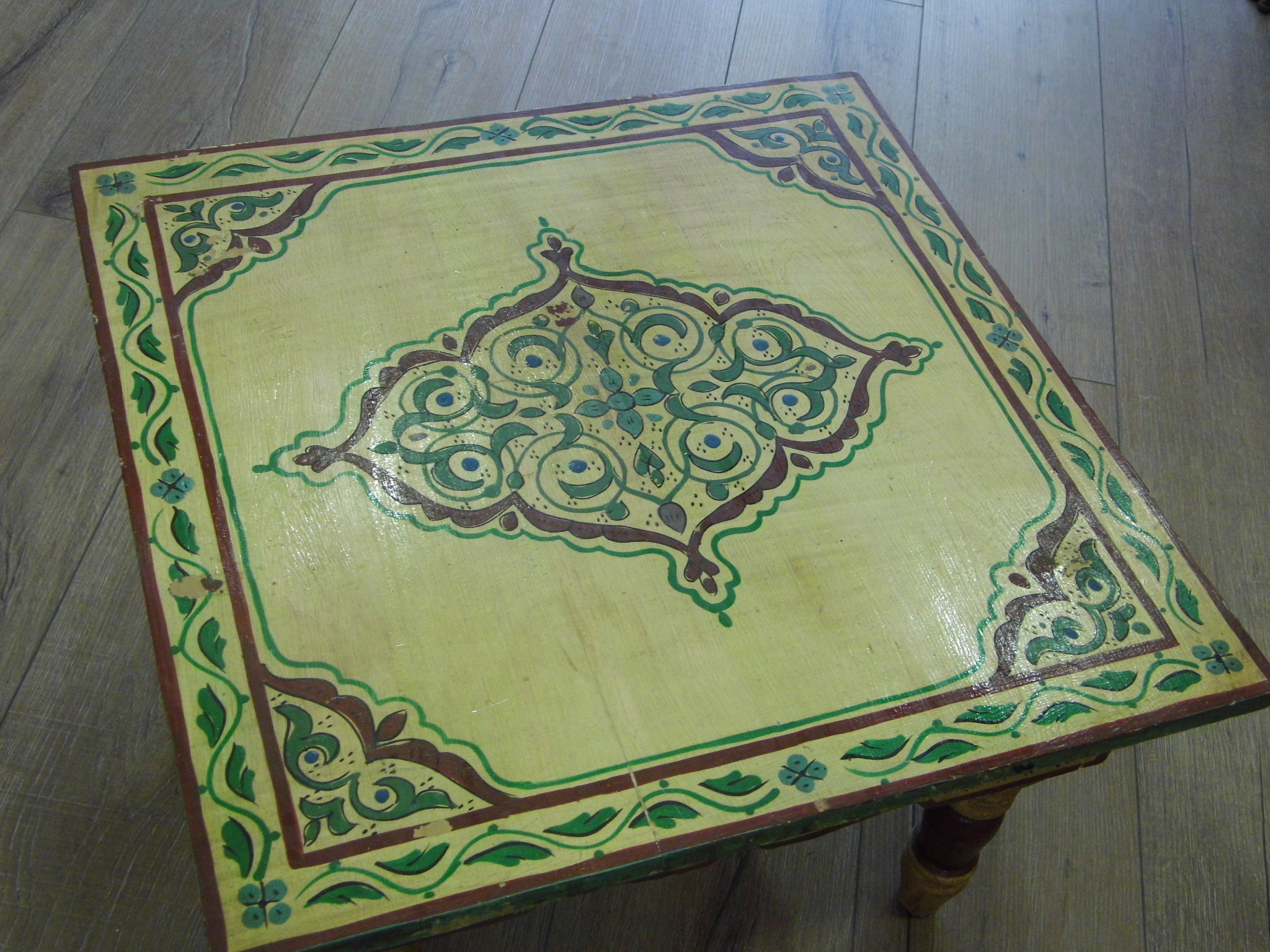 Table bois peint - La Fibule - Décoration - Art du Maroc à Besançon depuis plus de 25 ans.