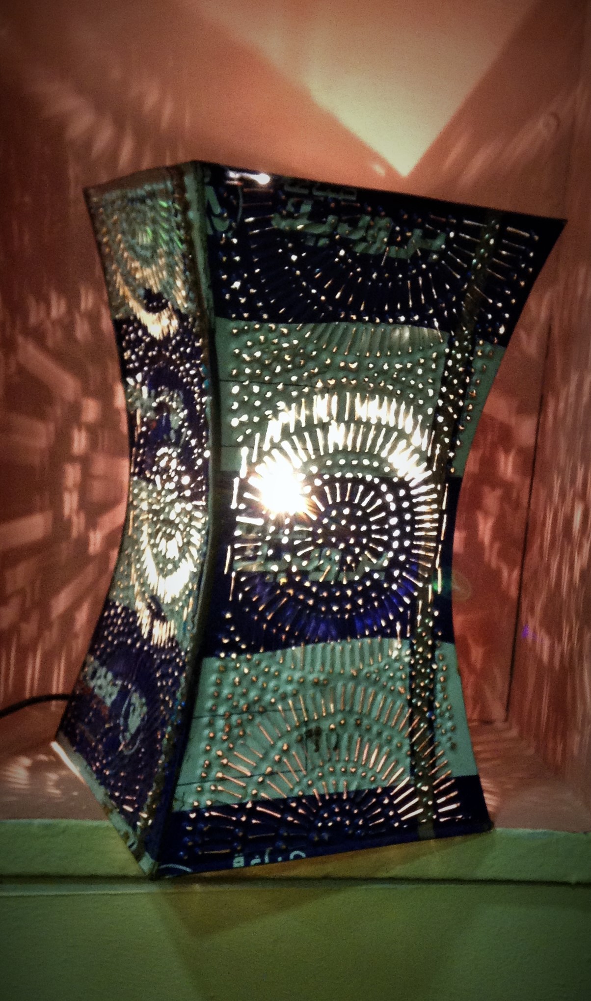 Lampe en métal ajourée - La Fibule - art du Maroc à Besançon depuis plus de 20 ans.