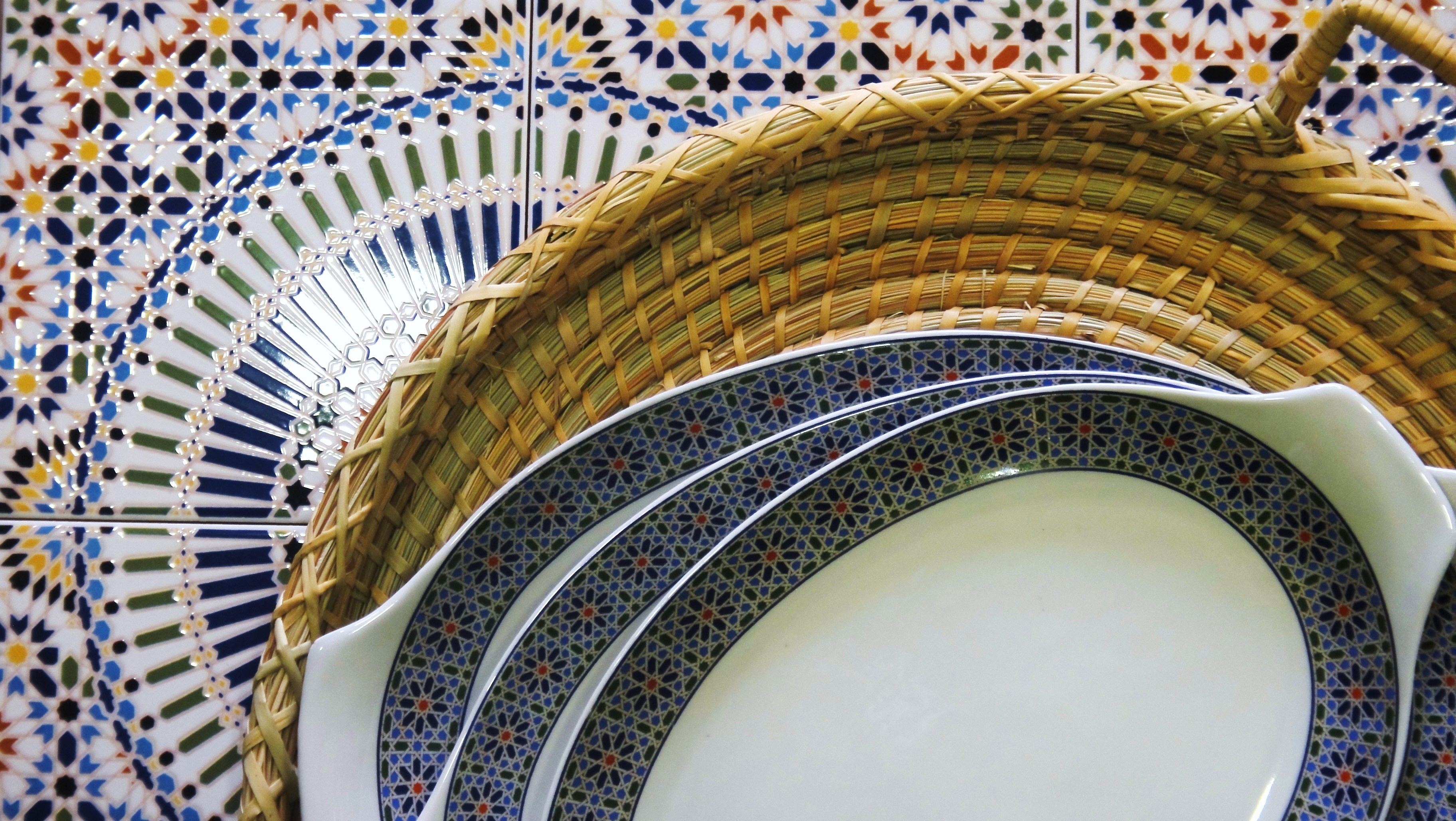 Plat porcelaine - La Fibule - Art du Maroc à Besançon depuis plus de 25 ans.